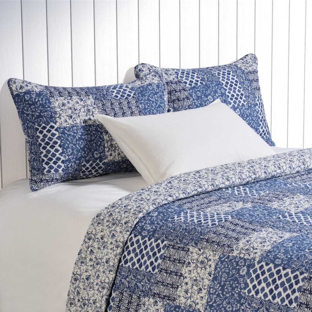 Courtepointe bleue de style patchwork Donalda