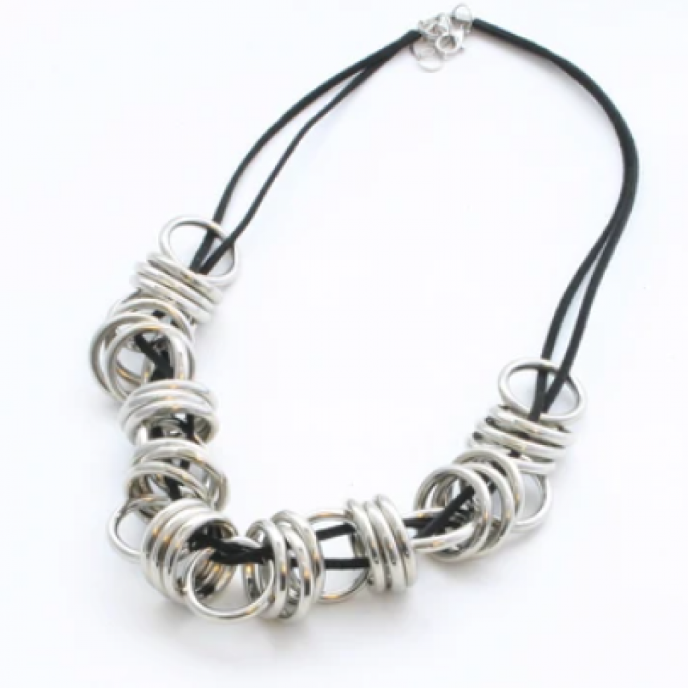 Collier Lace – Design audacieux en anneaux métalliques