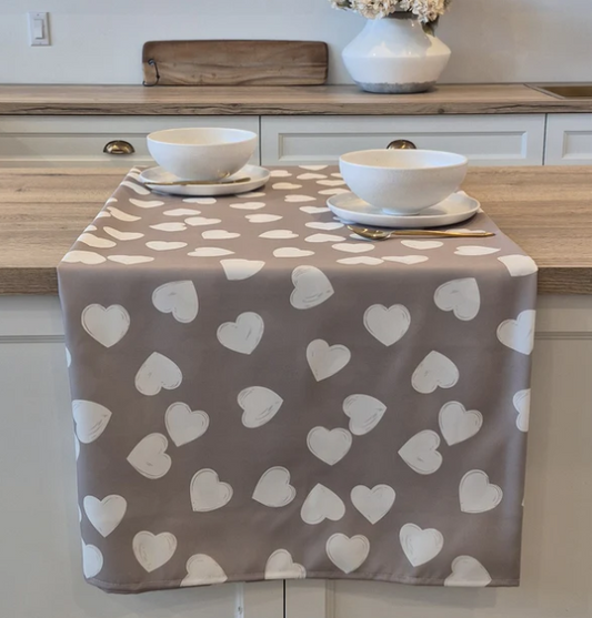 Nappe grise infroissable à motifs cœurs blancs