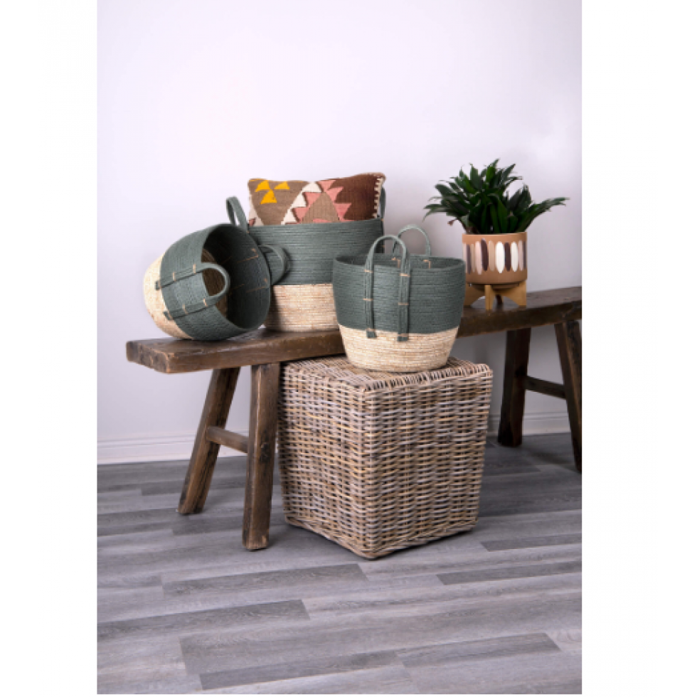 Square pouf in natural woven rattan
