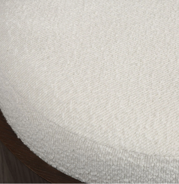 Pouf noyer et tissu boucle blanc cassé